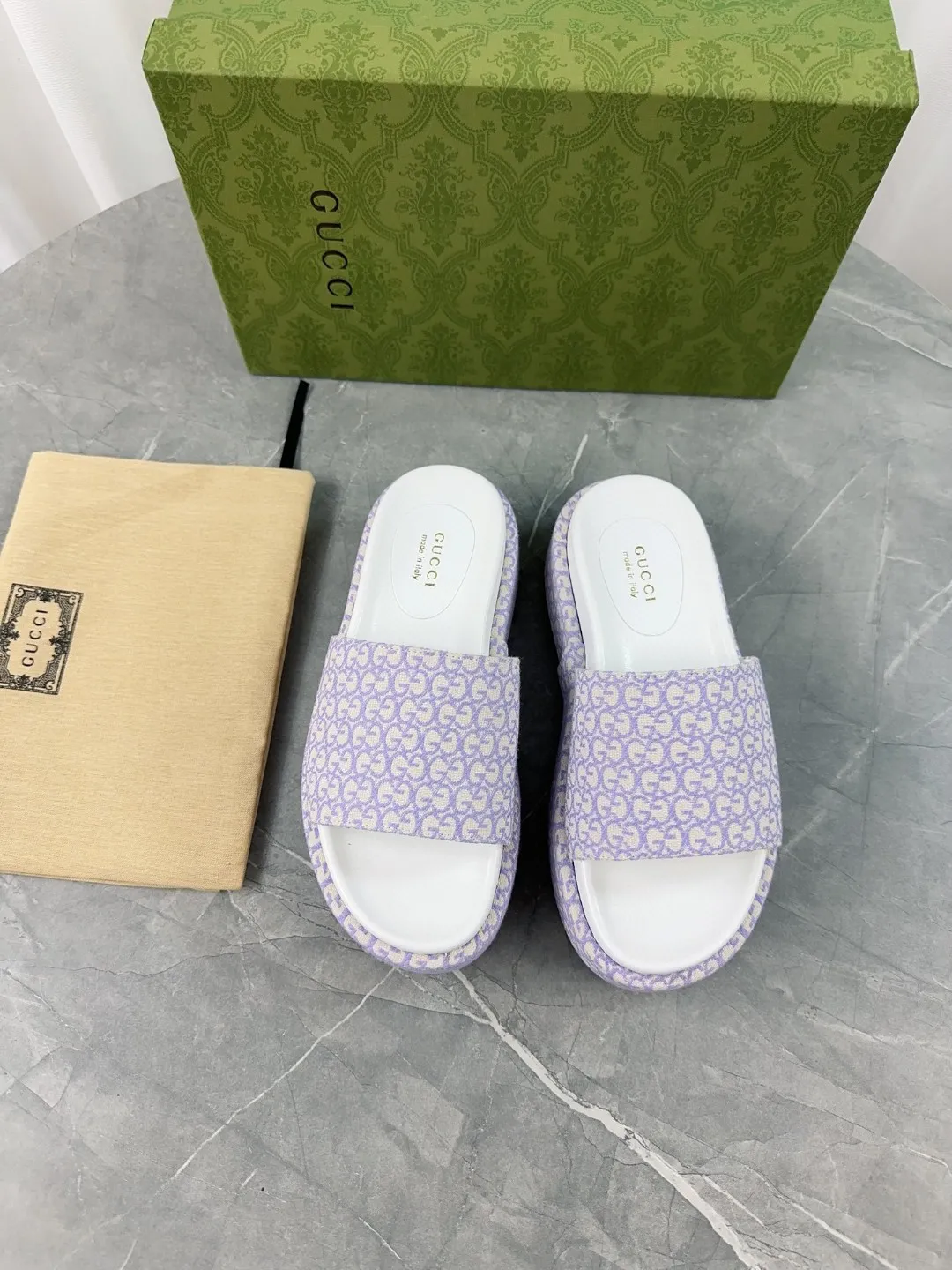👟👟Ex-factory price 380👟👟 2024 Gucci high version latest limited edition thick-soled slippers. Top quality for sale. Purchase authentic products for development. The material and craftsmanship are consistent with the original. Upper: original jacquard craftsmanship and special printing craftsmanship. Lining: mixed sheepskin. Outsole: Italian private model outsole. Size: 35-40 yards, (41 to 44 yards can be customized). Bottom thickness: 5.5cm, forefoot 4cm.